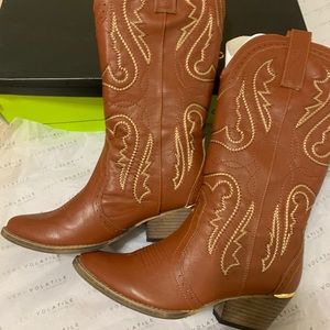 Women’s cowgirl boots.
